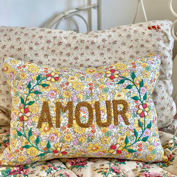 []Embroidered cushion AMOUR-CA00LNCUS1010AMO