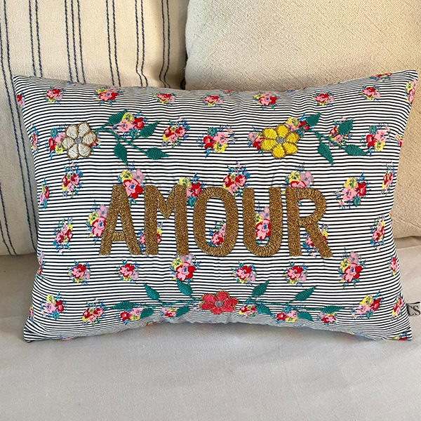[]Embroidered cushion AMOUR-CA00LNCUS1954AMO
